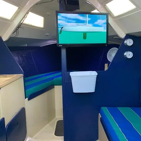 Madi Au Fil De L'eau A 보트호텔