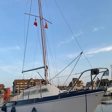 Madi Au Fil De L'eau A 보트호텔 도빌