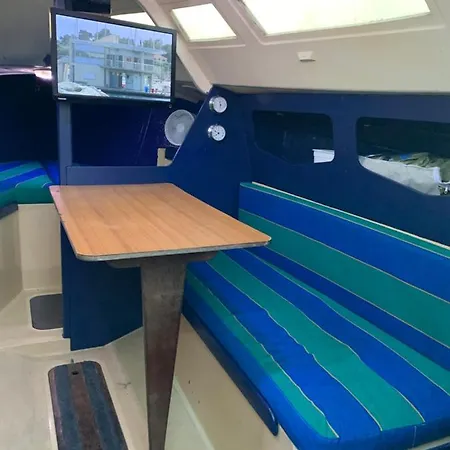 Madi Au Fil De L'eau A 보트호텔 도빌