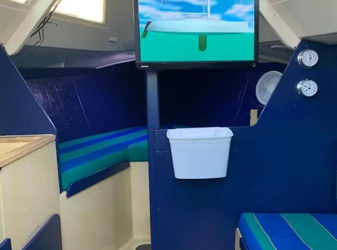 Madi Au Fil De L'eau A 보트호텔