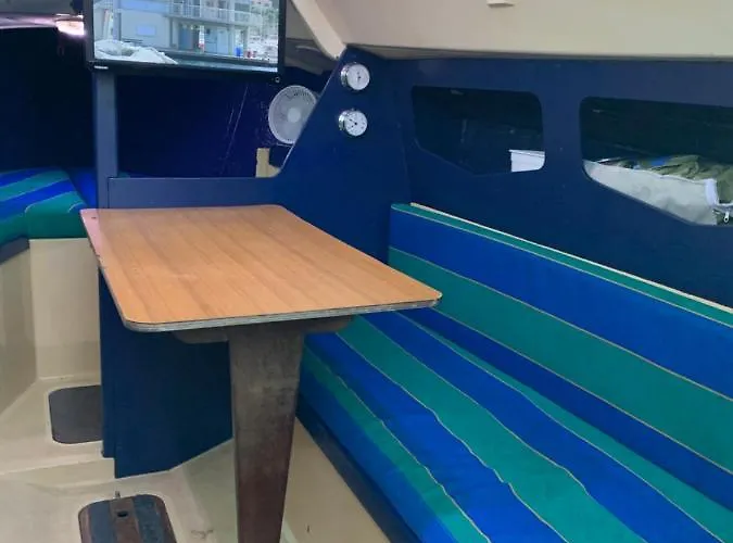 Madi Au Fil De L'eau A 보트호텔 도빌