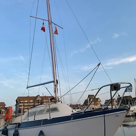 Madi Au Fil De L'eau A Hotel en barco Deauville