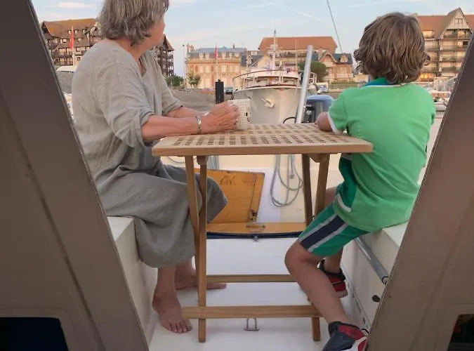 Botel Madi Au Fil De L'eau A Deauville