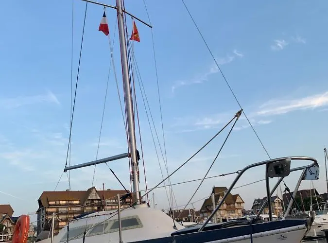Madi Au Fil De L'eau A Botel Deauville